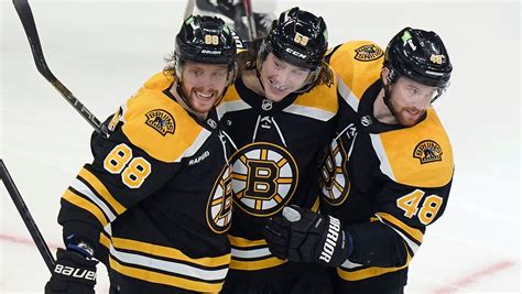 Bruins win 5th straight, top Canadiens 4-2